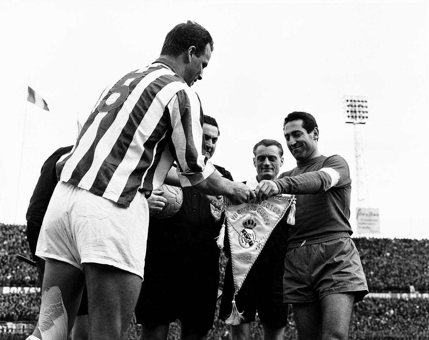 196162_European_Cup_-_Juventus_v_Real_Madrid_-_John_Charles_and_Francisco_Gento.jpeg