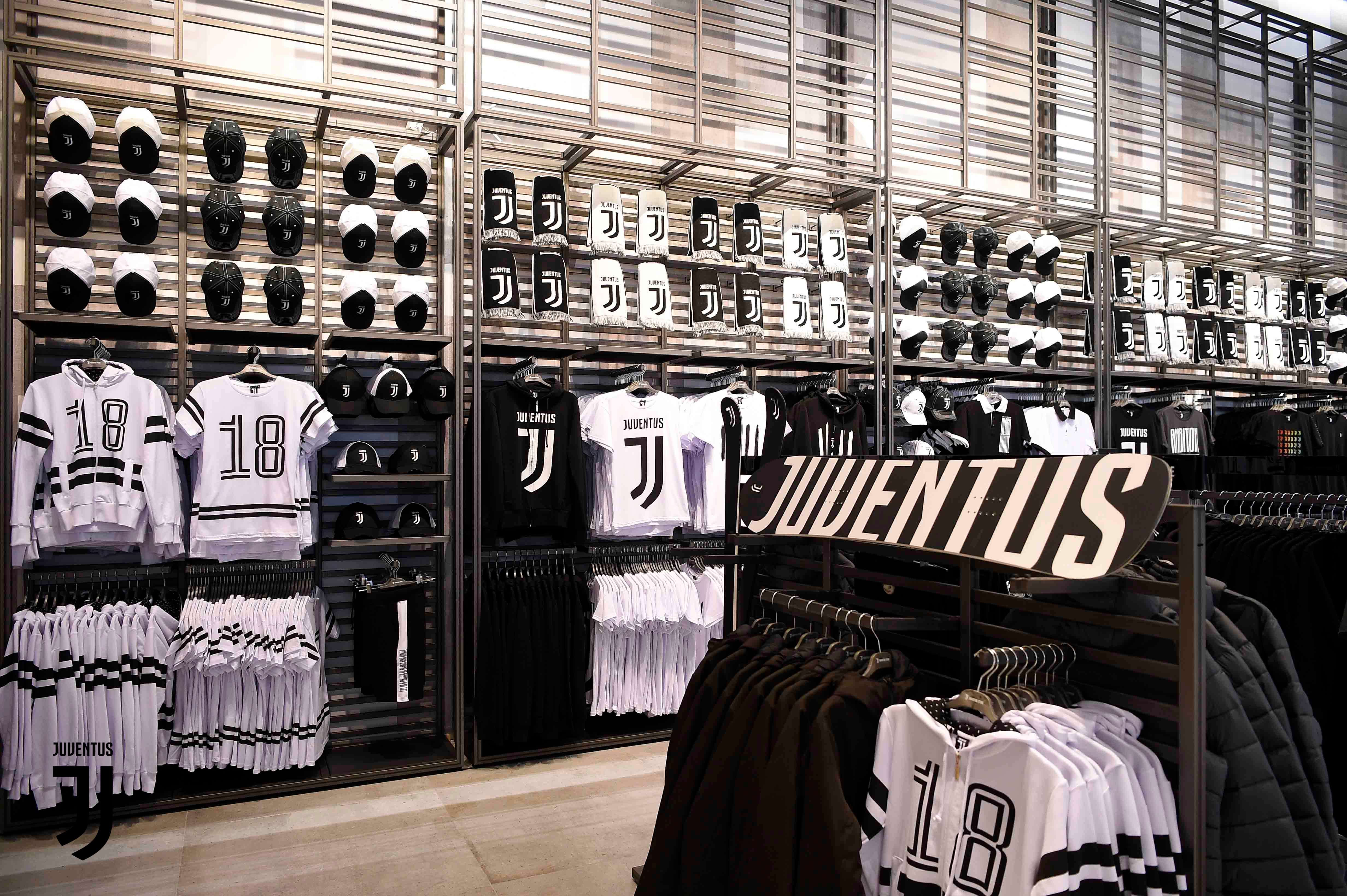 Ювентус сайт русскоязычных болельщиков. Juventus Store. Форма Ювентуса. Ретро костюм Ювентус.